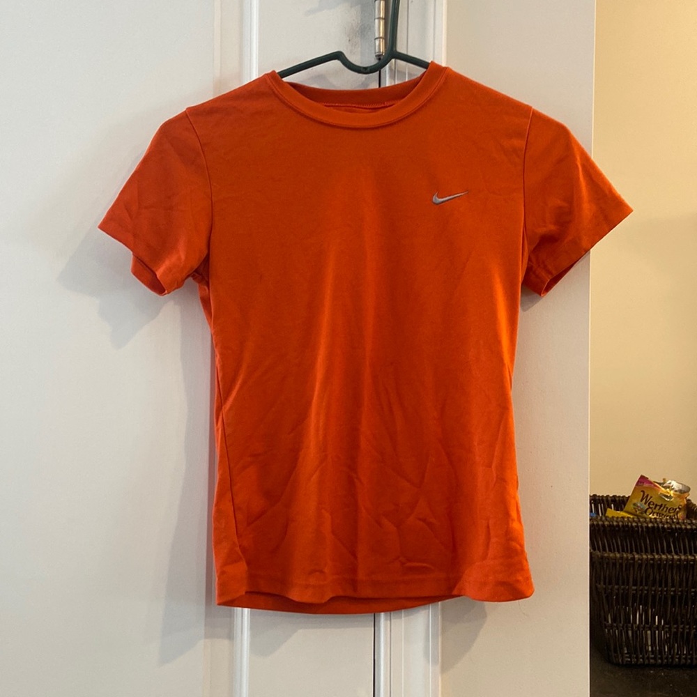 Nike orange t-shirt xs. Like new!!